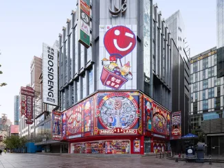 Facciata Miniso Land Shanghai con personaggi IP colorati