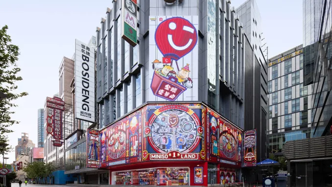 Facciata Miniso Land Shanghai con personaggi IP colorati