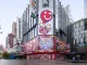 Facciata Miniso Land Shanghai con personaggi IP colorati