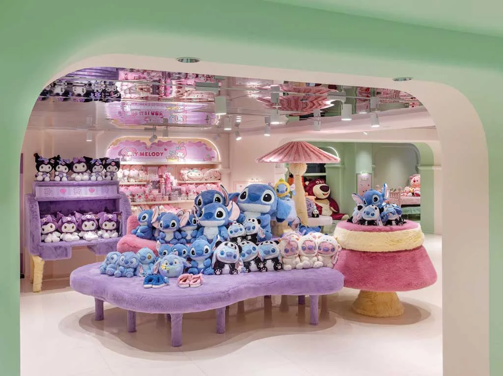 Area Bambole di Miniso Land Shanghai con peluche di Stitch e personaggi Sanrio disposti su arredi soffici dai colori pastello, in un ambiente immersivo e giocoso ispirato al mondo della fantasia.