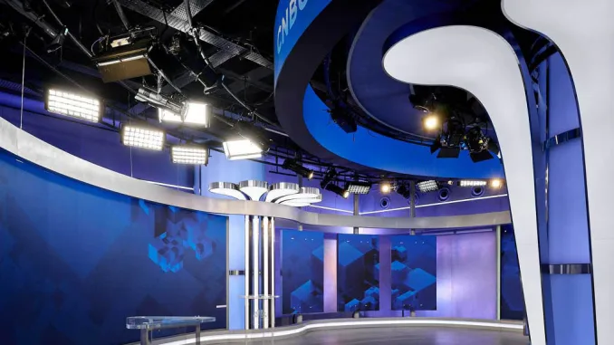 Scenografia moderna per studi TV: dettagli del design illuminotecnico e delle strutture metalliche dello studio CNBC-e.