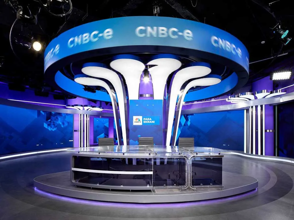 1. Progettazione studio televisivo moderno, vista principale dello studio CNBC-e con elementi architettonici ispirati al pavone e tecnologia LED avanzata