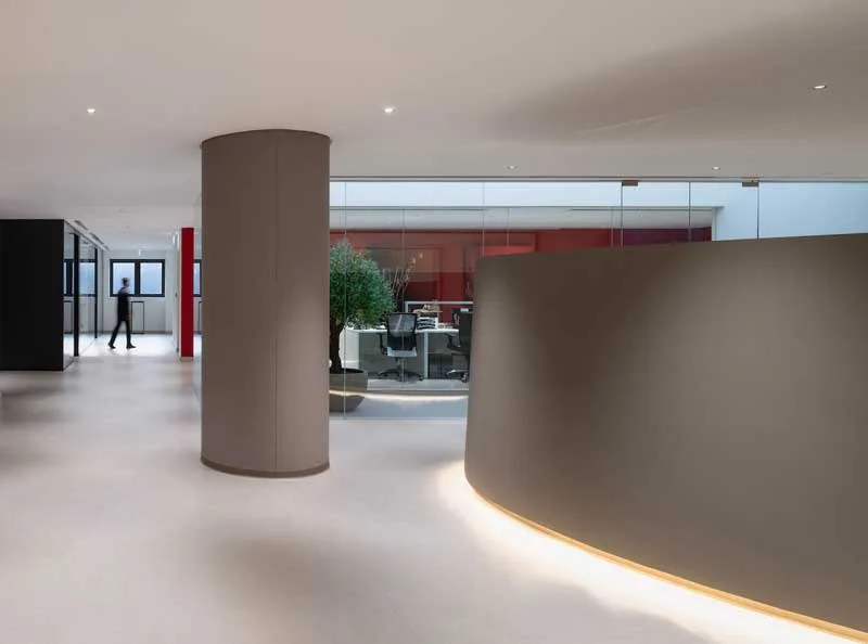 Interni di The Oasis Kuwait City – Uffici moderni con pareti curve, illuminazione indiretta e pareti vetrate che favoriscono la luminosità e la continuità spaziale. Progetto di Flaviano Capriotti Architetti per Nasco Group