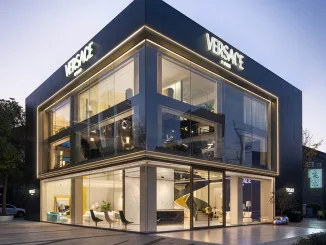 Facciata esterna del flagship store Versace Home a Qianjiang Century City, Hangzhou. L'edificio moderno, con ampie vetrate e illuminazione a LED, riflette l'estetica di lusso del brand.