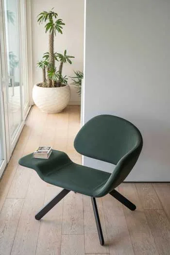 Nalì evolve il concetto di relax grazie alla forma allungata della seduta, utile per l’utilizzo di un device o che può costituire un comodo appoggio per sollevare le gambe.