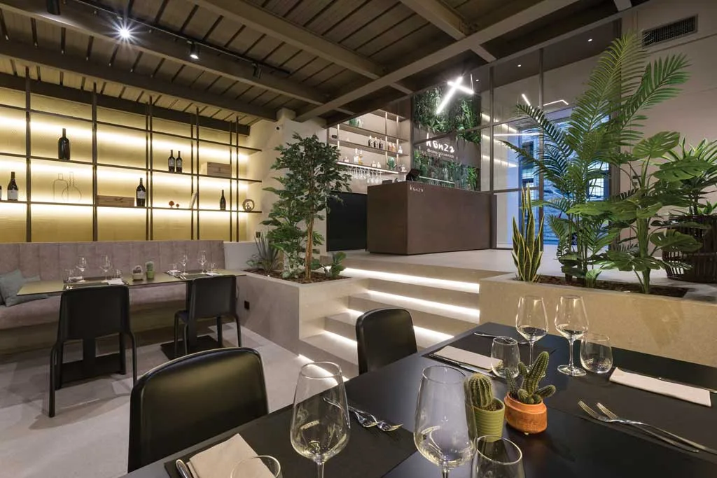 Konza-ristorante-pizzoleria-ragusa_1024x683 Dettaglio della zona ristorante con gradini e illuminazione LED