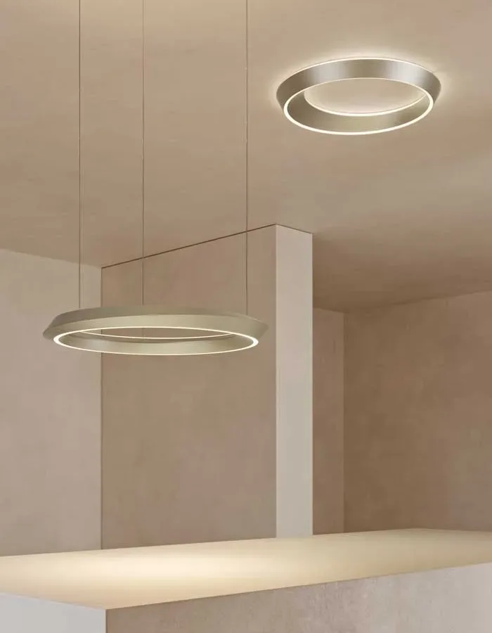 Lodes_-Tidal-sospensione_-Needs-Studio Lampada a sospensione Tidal e versione da soffitto in finitura champagne in un ambiente minimal elegante