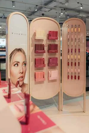 Espositore prodotti Masqmai con Perfect Lip Gloss e accessori nel corner Rinascente Milano