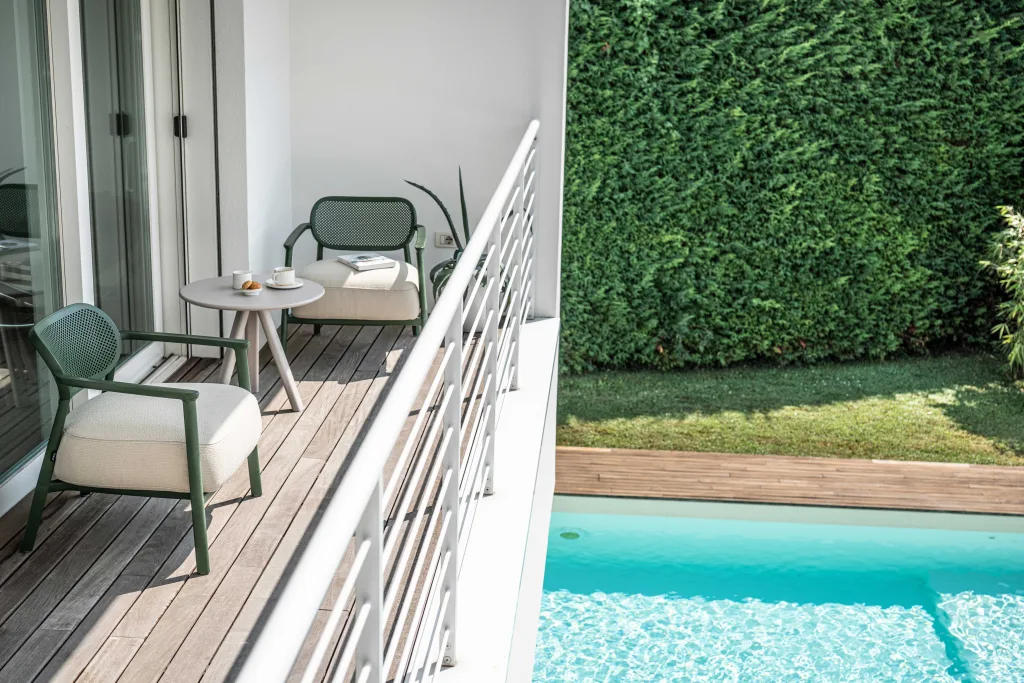 La poltrona Nuta Lounge, con la sua struttura traforata in tecnopolimero e le sue forme armoniose, completa la collezione Nuta aggiungendo ancora più comfort grazie alla sua ampia seduta.