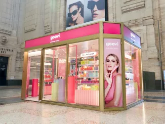Pop up store di Goovi alla Stazione Centrale di Milano, vista esterna della struttura trasparente e colorata, con visual del brand