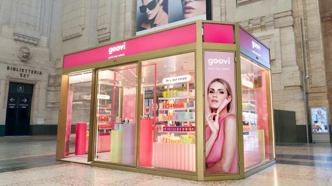 Pop up store di Goovi alla Stazione Centrale di Milano, vista esterna della struttura trasparente e colorata, con visual del brand