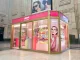 Pop up store di Goovi alla Stazione Centrale di Milano, vista esterna della struttura trasparente e colorata, con visual del brand