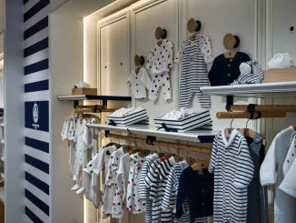 Dettaglio esposizione abbigliamento neonato nella boutique Petit Bateau a Roma