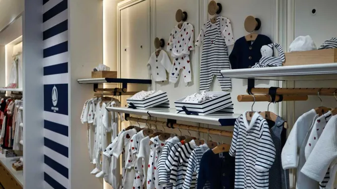 Dettaglio esposizione abbigliamento neonato nella boutique Petit Bateau a Roma