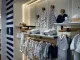 Dettaglio esposizione abbigliamento neonato nella boutique Petit Bateau a Roma