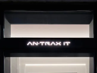 Ingresso dello showroom Antrax IT a Milano con insegna luminosa, allestito per la Milano Design Week 2025