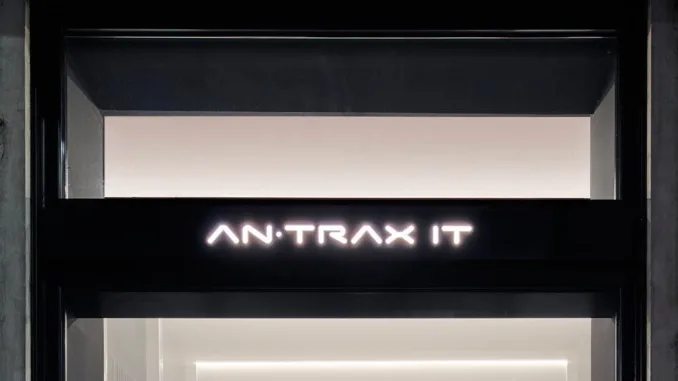 Ingresso dello showroom Antrax IT a Milano con insegna luminosa, allestito per la Milano Design Week 2025