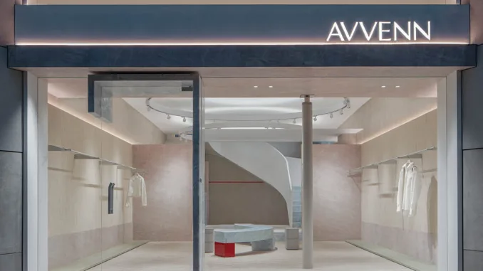 Vista frontale della facciata del negozio AVVENN a Shanghai, con vetrina a tutta altezza, scala scultorea e illuminazione integrata