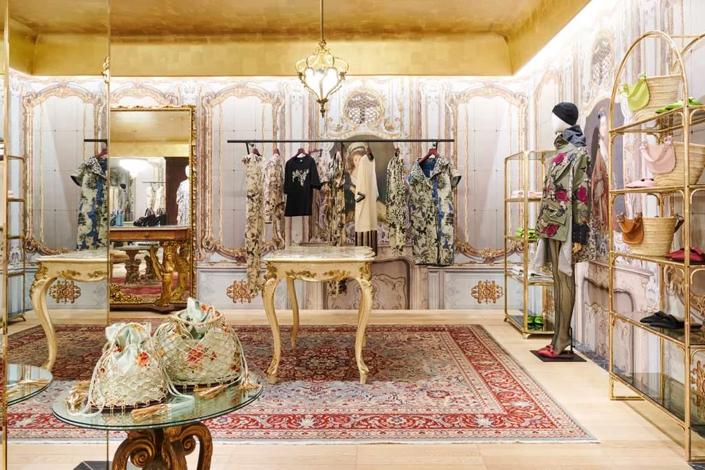 ephemeral-by-antonio-marras-boutique-temporanea-in-via-montenapoleone-a-milano_1024x683 Interni della boutique temporanea Ephemeral di Antonio Marras a Milano, con arredi barocchi, decorazioni ispirate a Versailles e collezioni moda esposte su tappeti persiani.