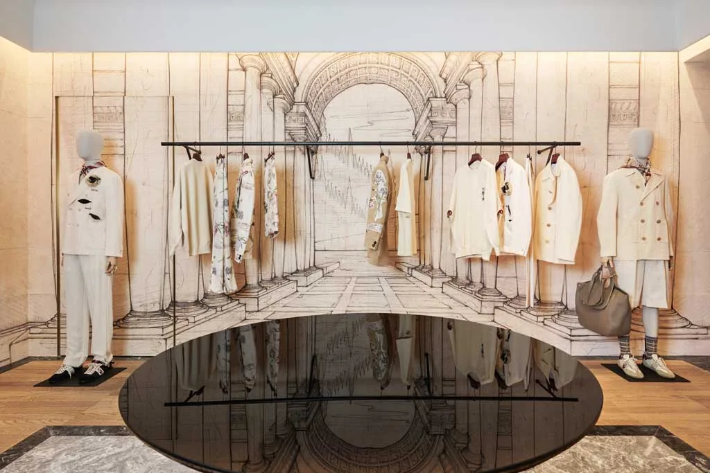 ephemeral-di-antonio-marras-boutique-temporanea-in-via-montenapoleone-a-milano_1024x683 Allestimento minimal della boutique Ephemeral di Antonio Marras in Via Montenapoleone a Milano, con collezione maschile su sfondo architettonico in stile rinascimentale.