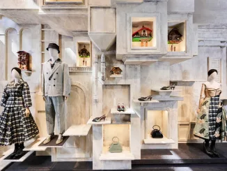 Allestimento scenografico della boutique temporanea Ephemeral di Antonio Marras in Via Montenapoleone a Milano, con manichini, accessori e orologi a cucù in un'esposizione artistica durante la Milan Design Week 2025.