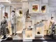 Allestimento scenografico della boutique temporanea Ephemeral di Antonio Marras in Via Montenapoleone a Milano, con manichini, accessori e orologi a cucù in un'esposizione artistica durante la Milan Design Week 2025.