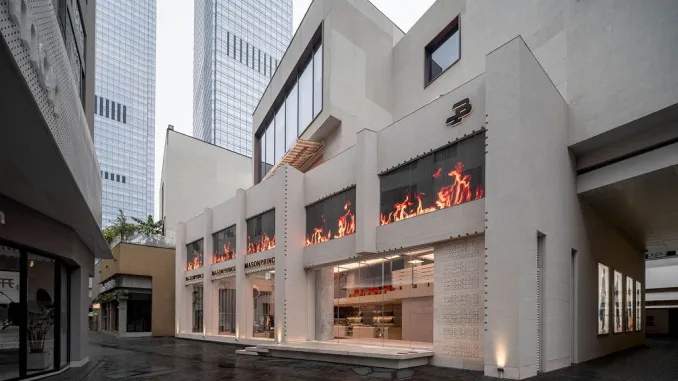 1. Facciata del flagship store MASONPRINCE con installazione digitale di fiamme