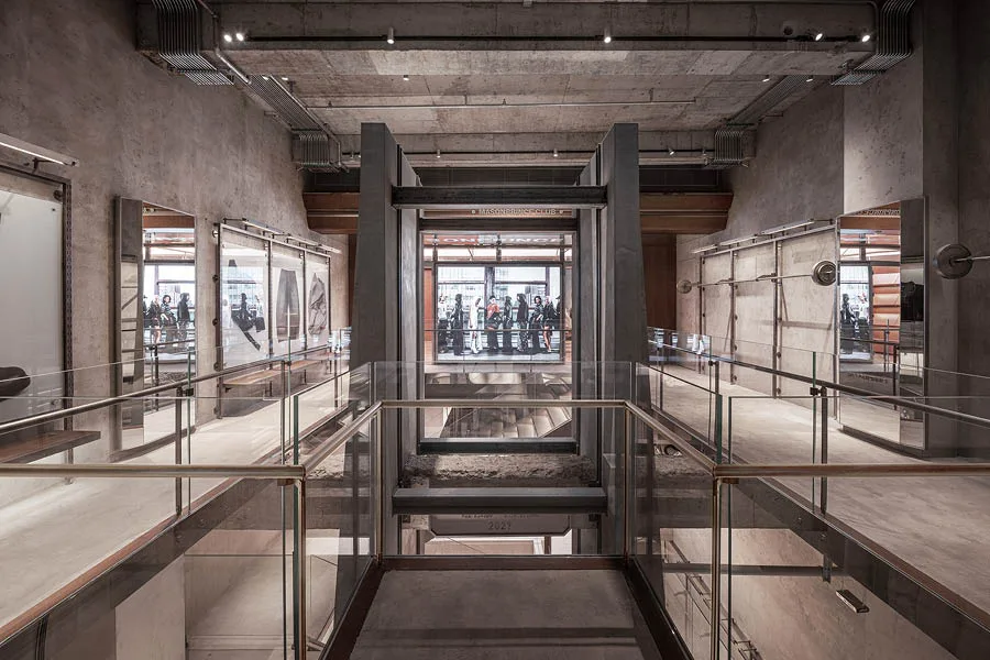 flagship-store-masonprince-a-shenzhen-il-progetto-visionario-di-tomo-design_900x600 Vista del mezzanino del flagship store Masonprince a Shenzhen con architettura industriale e installazione Psi-Leap Nexus