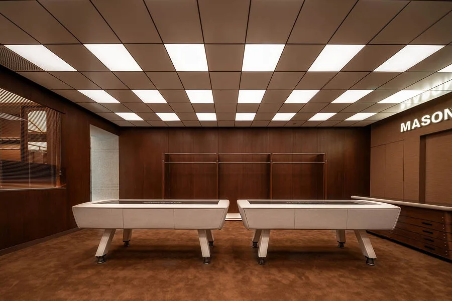 flagship-store-masonprince-a-shenzhen-progetto-di-tomo-design_900x600 Spazio espositivo del flagship store Masonprince a Shenzhen con arredi contemporanei e soffitto a griglia illuminato