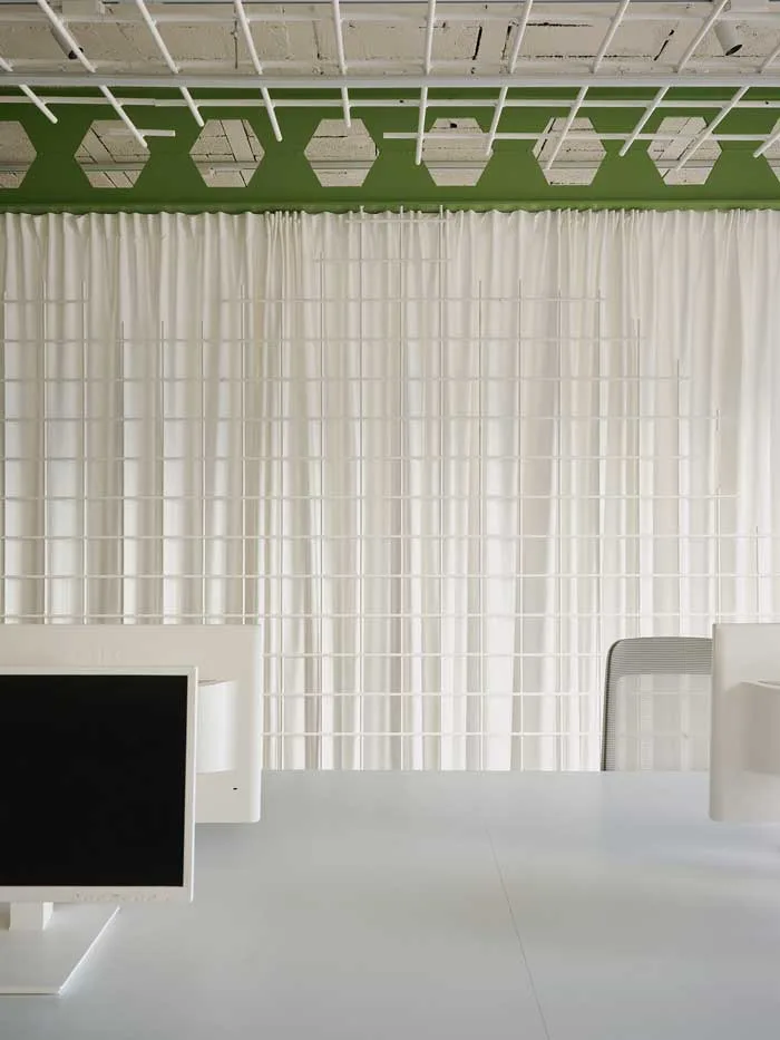 headquarter-federico-giner-by-clap-studio_700x933 Postazione di lavoro all’interno del nuovo headquarter di Federico Giner con arredi minimalisti, griglie metalliche bianche e struttura a soffitto verde firmato Clap Studio