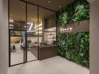 Esterno del ristorante Konza con ingresso illuminato e logo