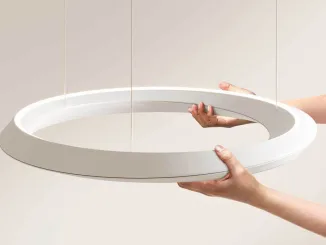 Dettaglio della lampada a sospensione Tidal con sistema saliscendi integrato, mostrata durante l’installazione.