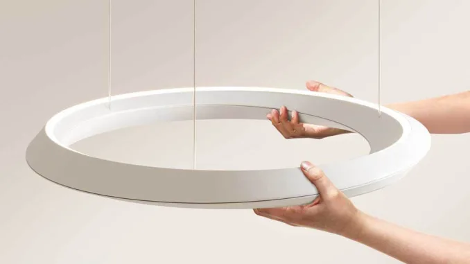 Dettaglio della lampada a sospensione Tidal con sistema saliscendi integrato, mostrata durante l’installazione.