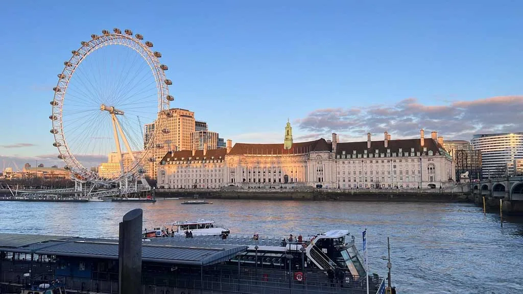 Panoramica del London Eye e della County Hall al tramonto sul Tamigi
