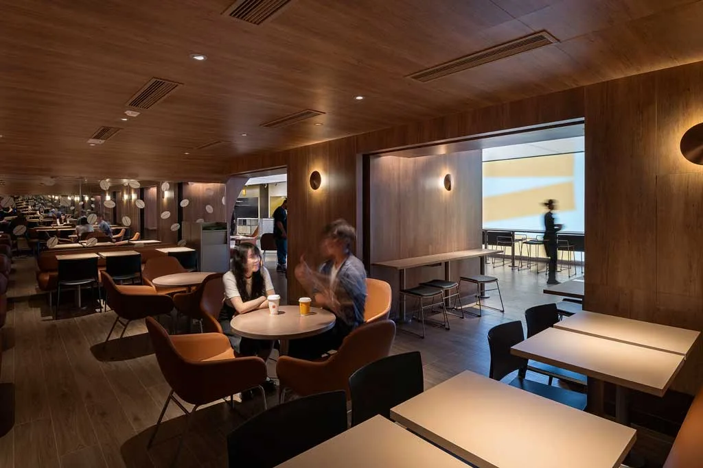 Urban Sanctuary McDonald’s Hong Kong con arredi in legno e atmosfera rilassata