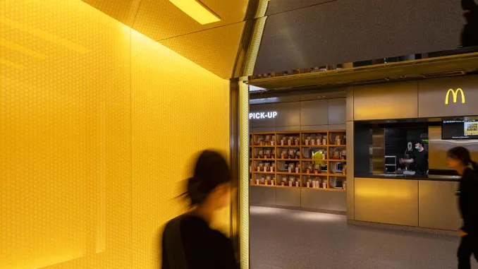 Zona Pick-Up McDonald’s Hong Kong con pareti gialle retroilluminate e sportelli digitali
