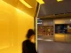 Zona Pick-Up McDonald’s Hong Kong con pareti gialle retroilluminate e sportelli digitali