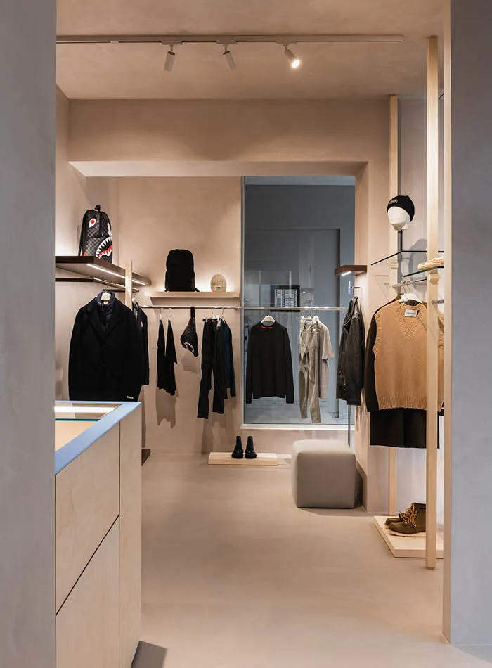 multibrand-store-times-a-lignano-sabbiadoro-progettato-da-moitie-studio_700x950 Dettaglio degli interni del multibrand store Times a Lignano Sabbiadoro: espositori in legno chiaro, capi d’abbigliamento uomo e accessori disposti con ordine in uno spazio dal design minimal progettato da Moitié Studio