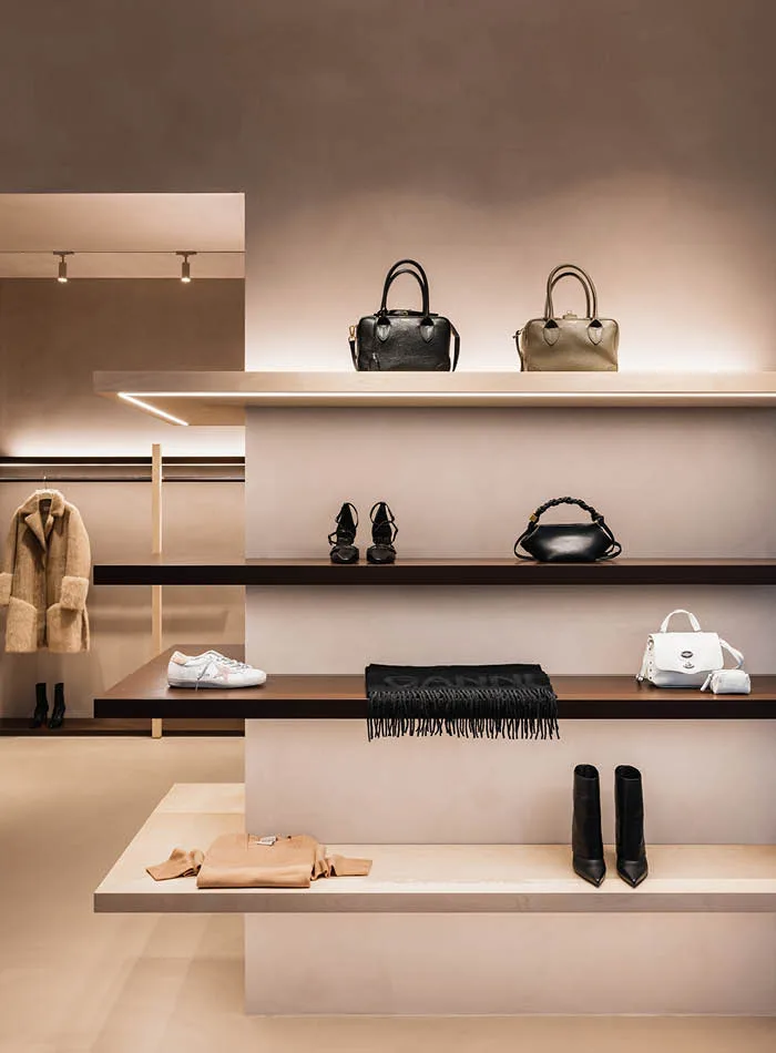 multibrand-store-times-a-lignano-sabbiadoro-progetto-moitie-studio_700x950 Espositori a parete con illuminazione integrata nel multibrand store Times a Lignano Sabbiadoro: borse, calzature e accessori valorizzati da un layout ordinato e da materiali materici selezionati da Moitié Studio