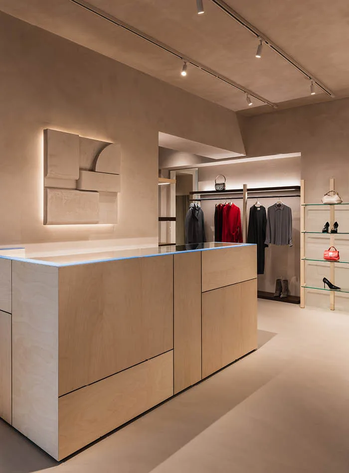 multibrand-store-times-a-lignano-sabbiadoro_700x950 Interni del multibrand store Times a Lignano Sabbiadoro: banco cassa in legno chiaro, illuminazione a binario e arredi essenziali progettati da Moitié Studio per un’esperienza d’acquisto raffinata e rilassata