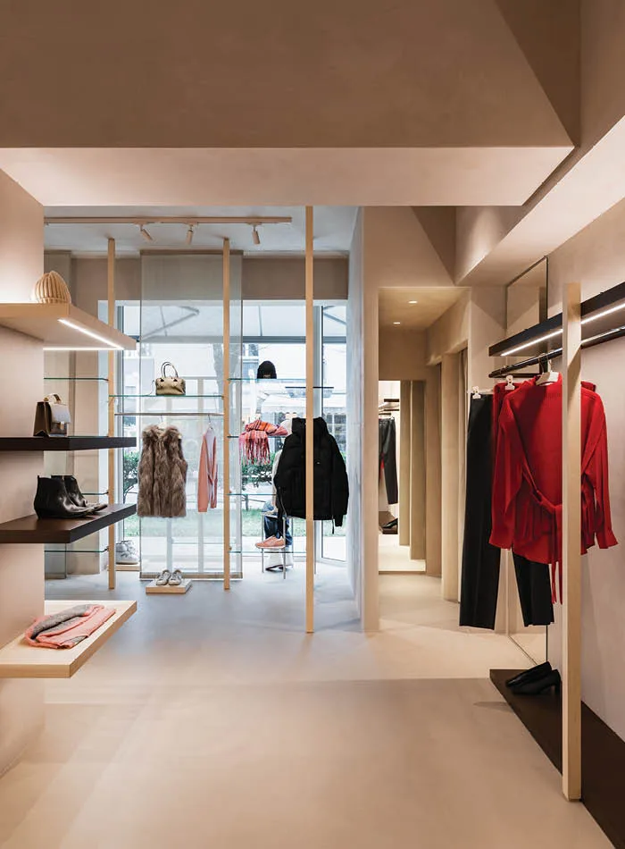 multibrand-store-times--lignano-sabbiadoro-progettato-da-moitie-studio_700x950 Interni luminosi del multibrand store Times a Lignano Sabbiadoro: esposizione abiti su struttura lignea a tutta altezza, materiali naturali e design essenziale curato da Moitié Studio
