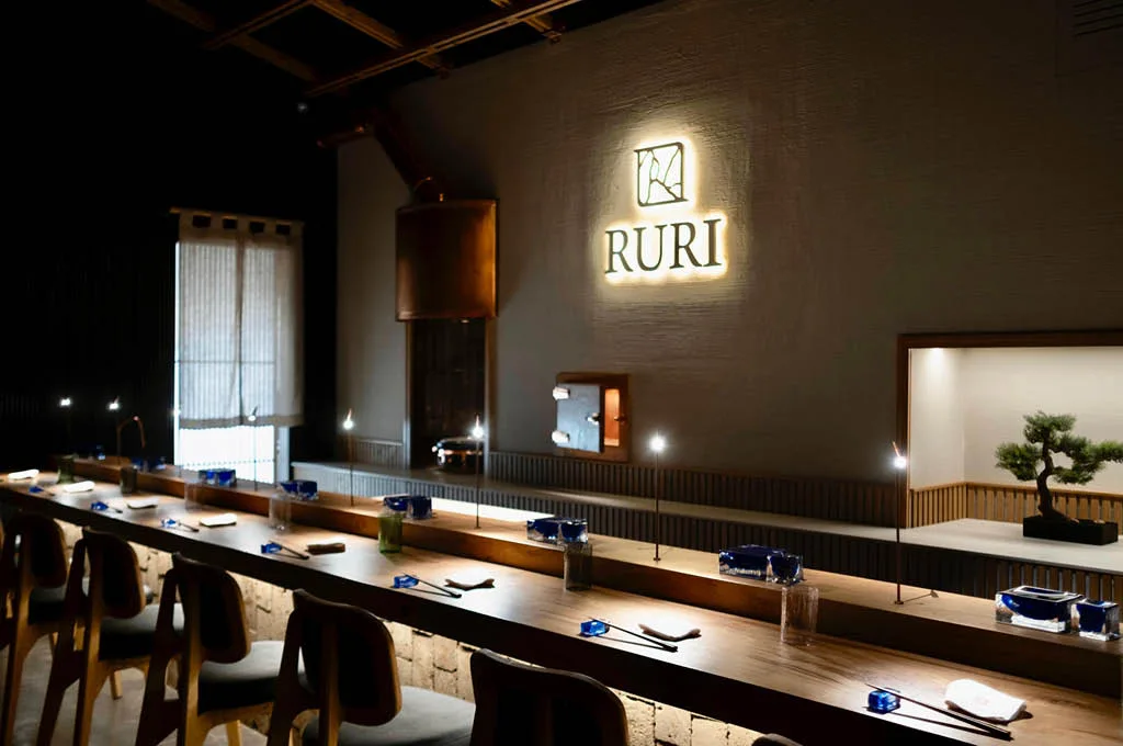 The environment of Ruri Kaiseki has been conceived to express a refined balance between Japanese tradition and the Western world. 