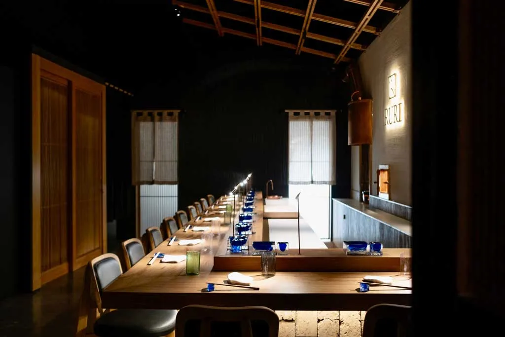 Interni del ristorante giapponese a Napoli Ruri Kaiseki firmato Takeda Katsuya