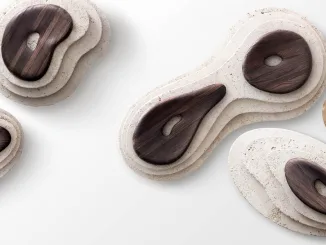 Sedute in marmo di design Oasi by Kreoo con inserti in legno modellato