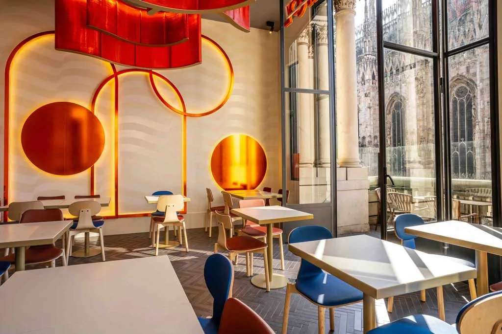Vista sulla Duomo dal lounge della Terrazza Aperol Milano con arredi colorati e luce naturale
