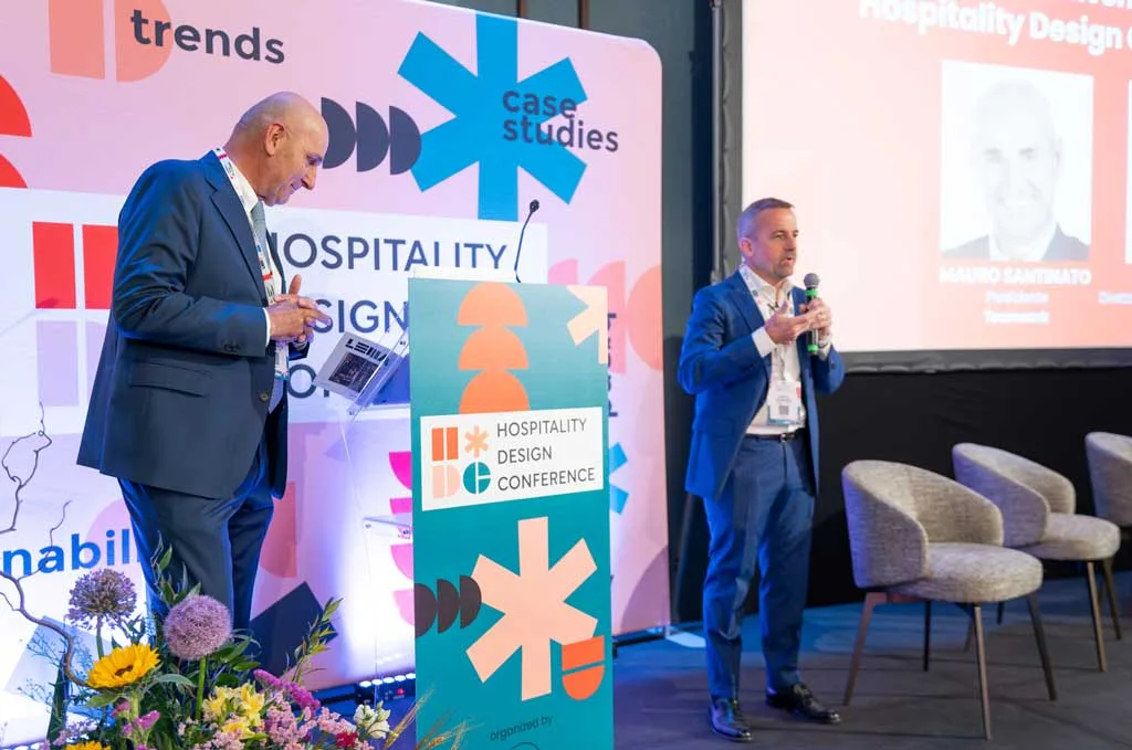 Intervento di Mauro Santinato alla Hospitality Design Conference a Milano 2025 sul palco dedicato ai trend e case studies