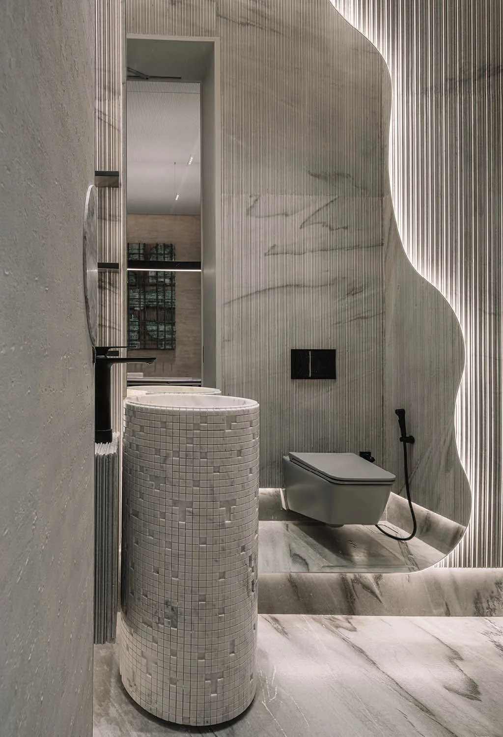 arredamento-gioiellerie-di-design-zaura-bagno_1024x1500 Bagno-scultura della gioielleria Zaura con superfici in marmo, lavandino cilindrico e illuminazione integrata nel design delle pareti
