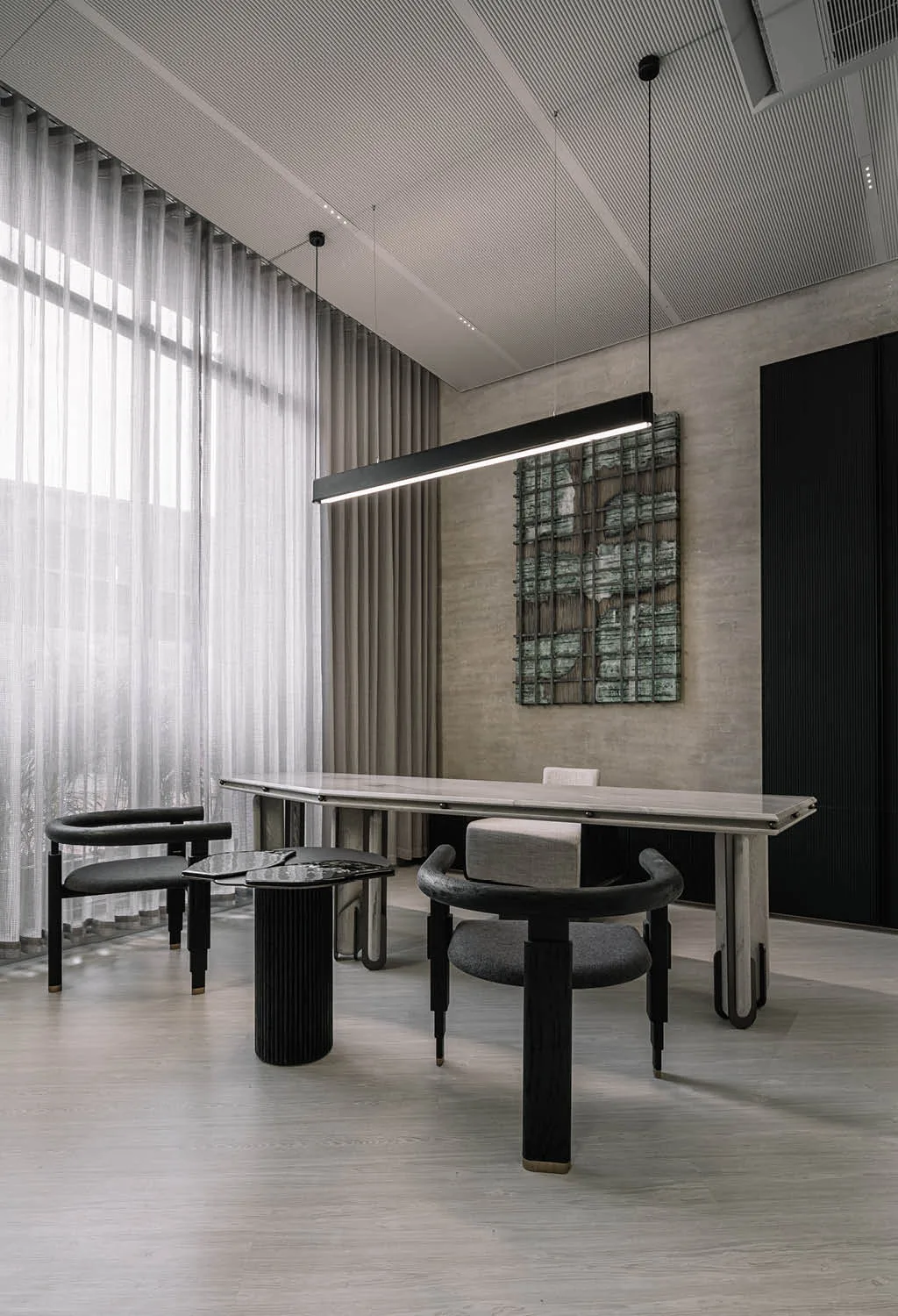 Ufficio direzionale della boutique Zaura con arredi su misura, sedute moderne e luce naturale filtrata da tende, esempio di arredamento gioiellerie di design elegante
