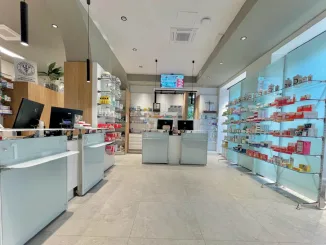 Interno moderno realizzato con il format Farmonia per il rinnovo chiavi in mano farmacia