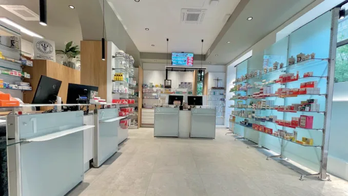Interno moderno realizzato con il format Farmonia per il rinnovo chiavi in mano farmacia